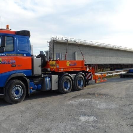 Schwerer Lastwagen transportiert großes Material