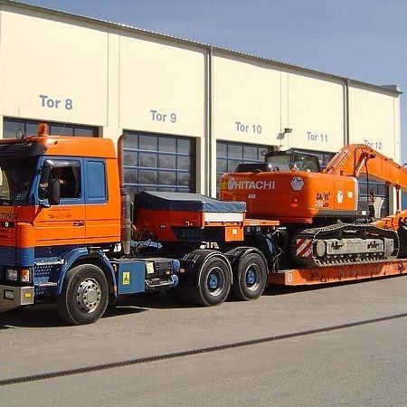 Schwerer Lastwagen transportiert große Maschine