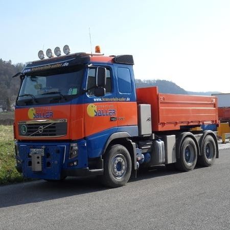 Orange-blauer LKW