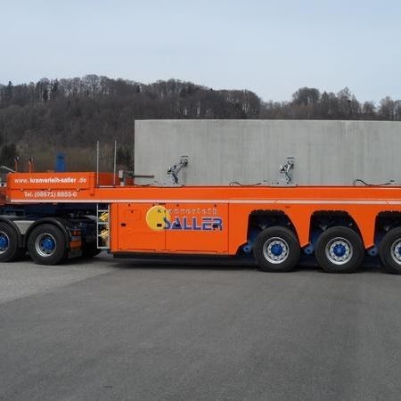 Orange-blauer Schwertransport