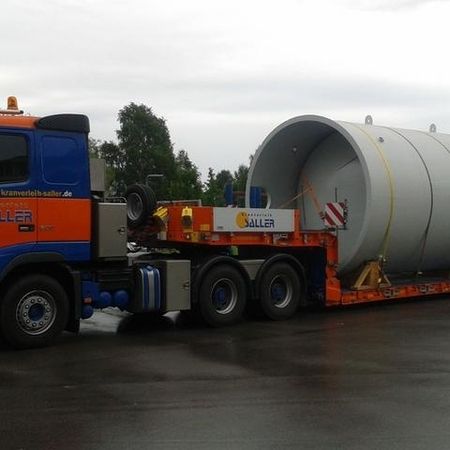 Orange-blauer Schwertransport