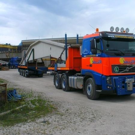 Schwerer Lastwagen transportiert großes Material