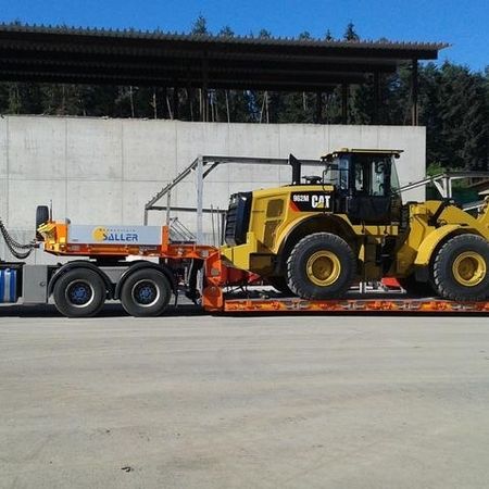 Ein LKW transportiert eine Baumaschine