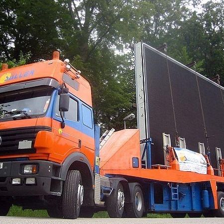 Schwerer Lastwagen transportiert großes Material