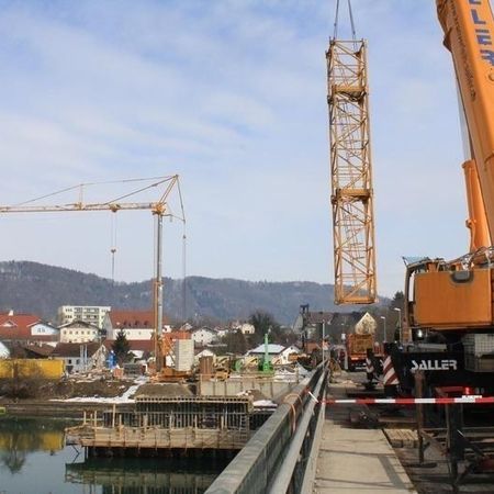 Neubau der Innbrücke in Marktl (1) Baukranmontage