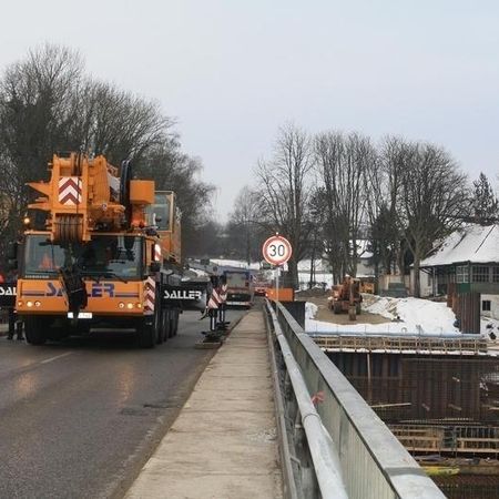 Neubau der Innbrücke in Marktl (1) Baukranmontage