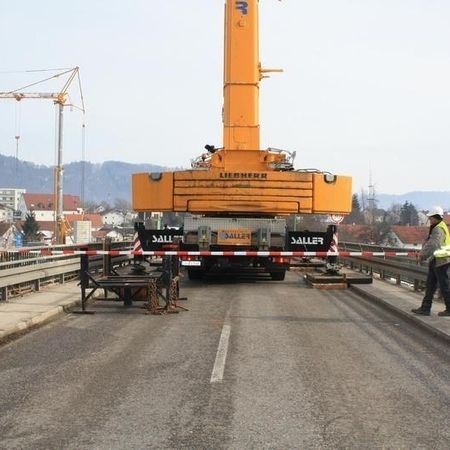 Neubau der Innbrücke in Marktl (1) Baukranmontage