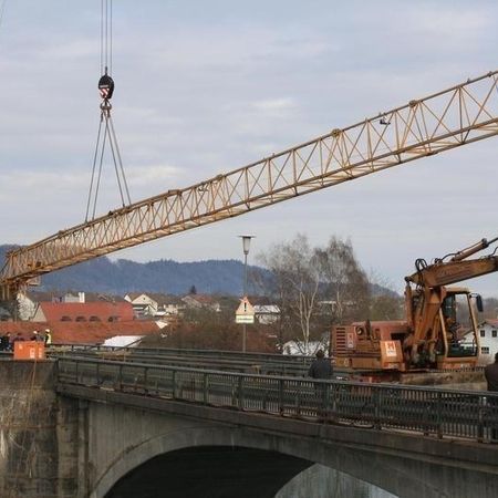 Neubau der Innbrücke in Marktl (1) Baukranmontage
