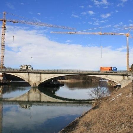 Neubau der Innbrücke in Marktl (1) Baukranmontage