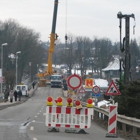 Neubau der Innbrücke in Marktl (1) Baukranmontage