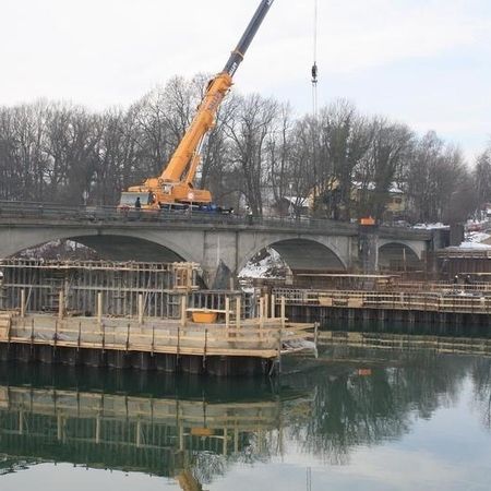 Neubau der Innbrücke in Marktl (1) Baukranmontage