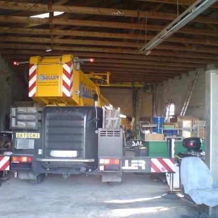 Kranarbeiten in einer Garage