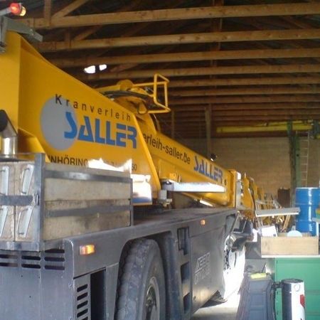 Kranarbeiten in einer Garage