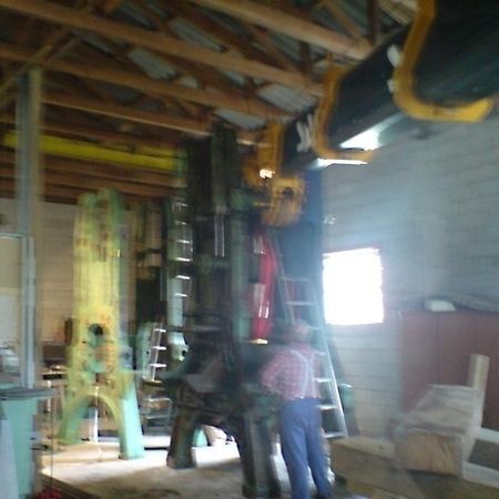 Kranarbeiten in einer Garage