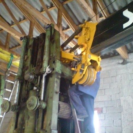 Kranarbeiten in einer Garage