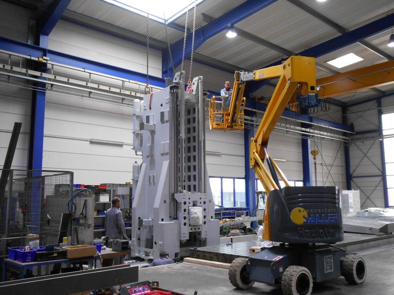 Gelenkteleskop-Arbeitsbühne mit einem Arbeiter in einer Halle